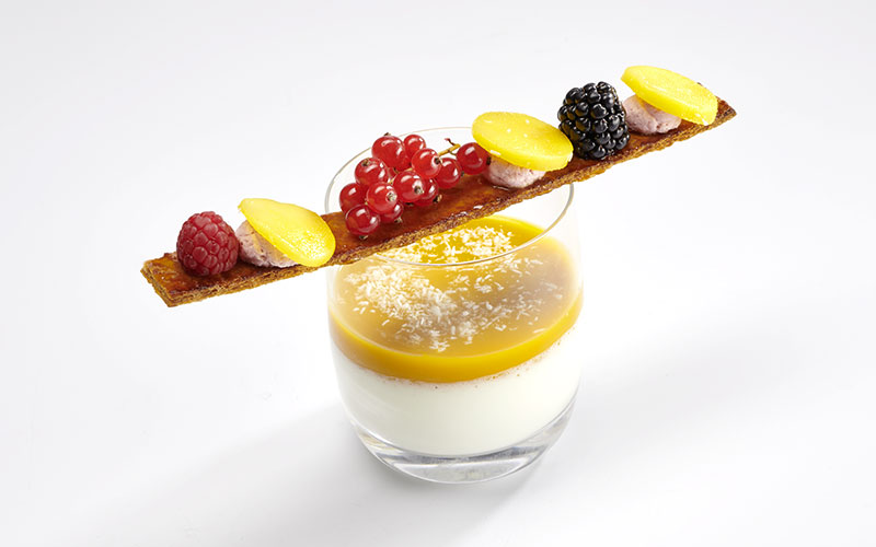 Pana cotta vanille bourbon coulis de mangue, réglette de fruits frais - Carré Papillon Traiteur